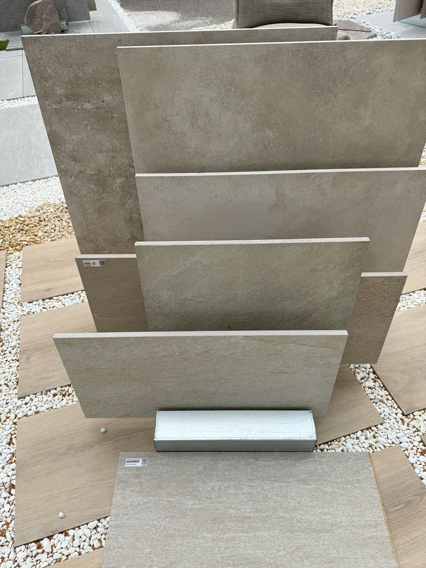 sklep z tarasami poznan płyty tarasowe jasny beż trawertyn.jpg